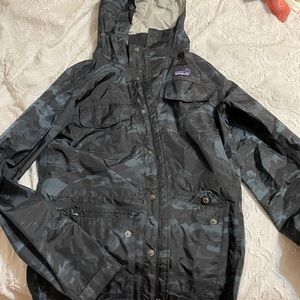 Men’s Patagonia camo rain jacket